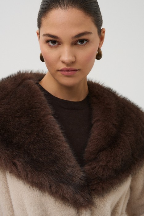 шуба из искусственного меха с капюшоном от бренда снежная королева вид слева