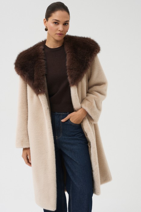 шуба из искусственного меха с капюшоном по цене 21610 руб вид справа