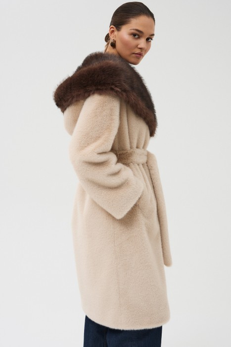 шуба из искусственного меха с капюшоном из россии вид сбоку
