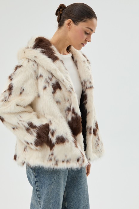 шуба из искусственного меха с капюшоном от бренда снежная королева вид слева