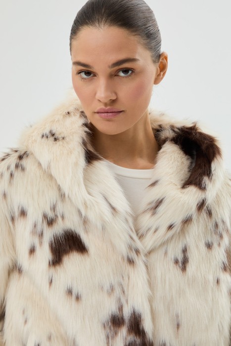 шуба из искусственного меха с капюшоном по цене 13040 руб вид справа