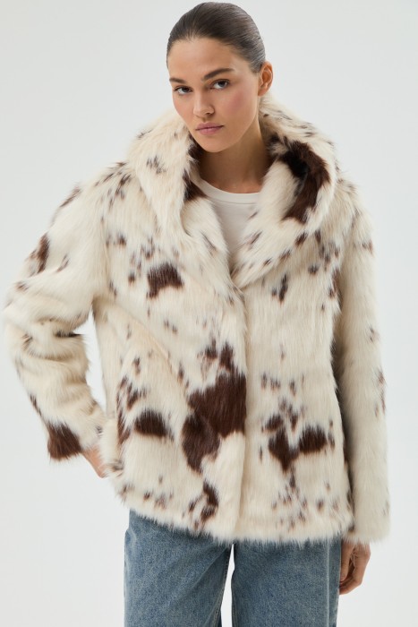 шуба из искусственного меха с капюшоном из россии вид сбоку