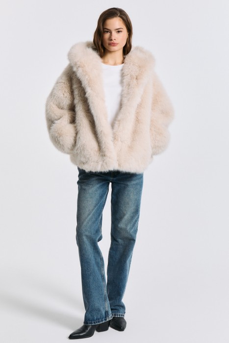 шуба из искусственного меха с капюшоном от бренда снежная королева вид слева