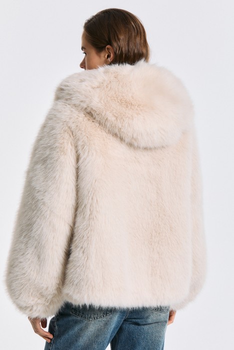 шуба из искусственного меха с капюшоном по цене 16310 руб вид справа