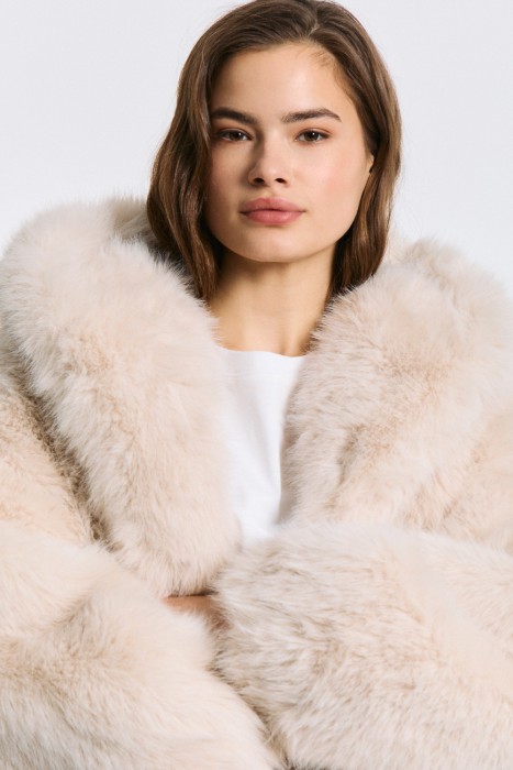 шуба из искусственного меха с капюшоном из россии вид сбоку