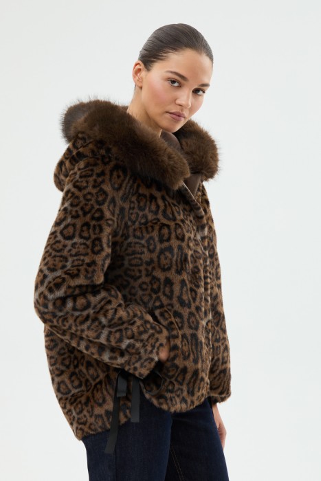 шуба из искусственного меха с капюшоном от бренда снежная королева вид слева