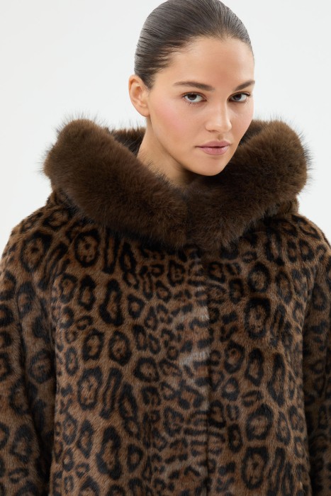 шуба из искусственного меха с капюшоном по цене 13450 руб вид справа