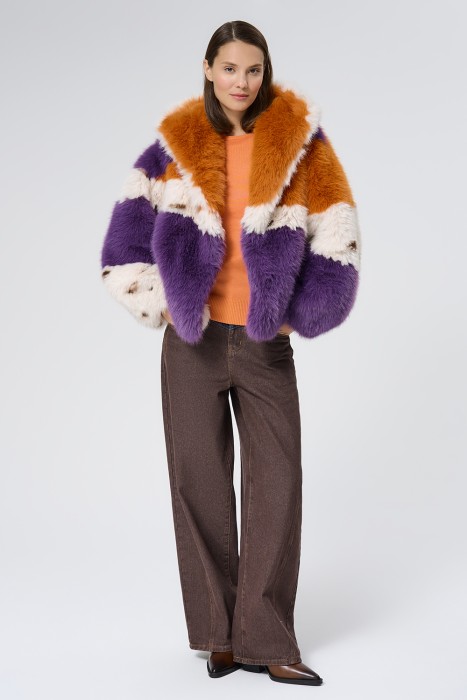 шуба из искусственного меха с капюшоном от бренда снежная королева вид слева