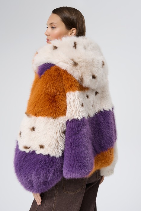 шуба из искусственного меха с капюшоном по цене 8840 руб вид справа