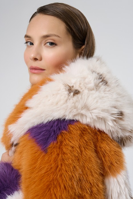 шуба из искусственного меха с капюшоном из россии вид сбоку