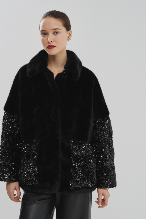шуба из искусственного меха с пайетками от бренда снежная королева вид слева