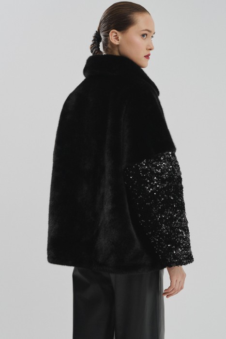 шуба из искусственного меха с пайетками по цене 9780 руб вид справа