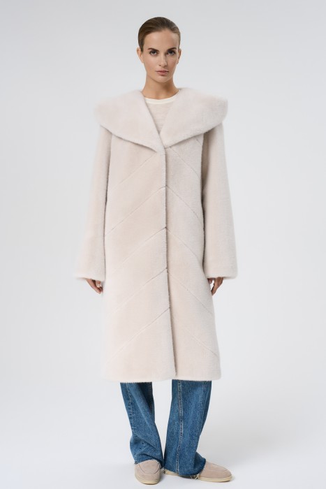 шуба из искусственного меха с поясом от бренда снежная королева вид слева