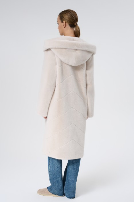 шуба из искусственного меха с поясом по цене 16170 руб вид справа