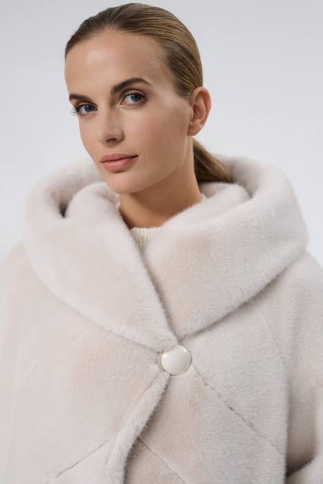 шуба из искусственного меха с поясом из россии вид сбоку