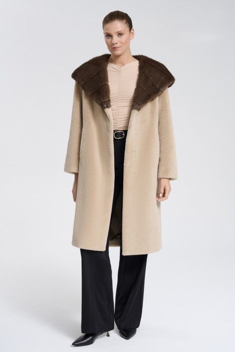 шуба из искусственного меха с поясом от бренда снежная королева вид слева