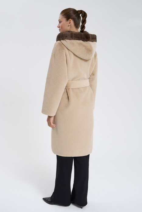 шуба из искусственного меха с поясом по цене 15360 руб вид справа