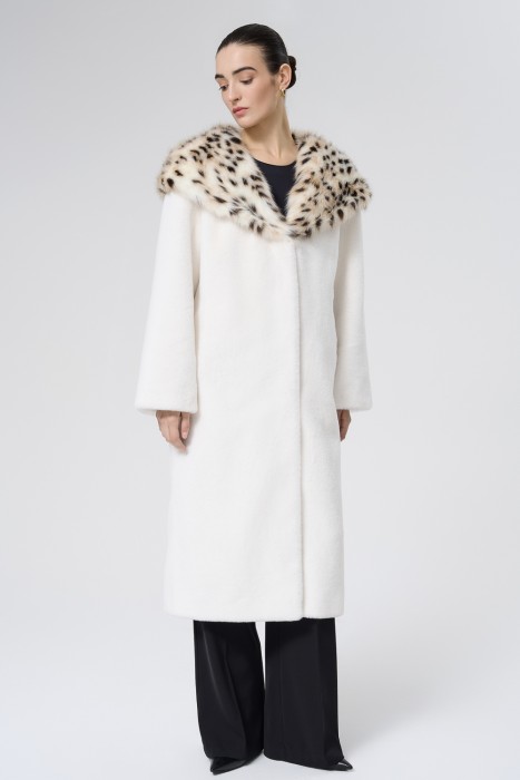 шуба из искусственного меха с поясом от бренда снежная королева вид слева