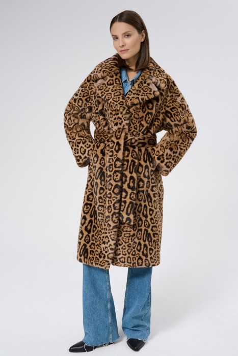 шуба из искусственного меха с поясом от бренда снежная королева вид слева