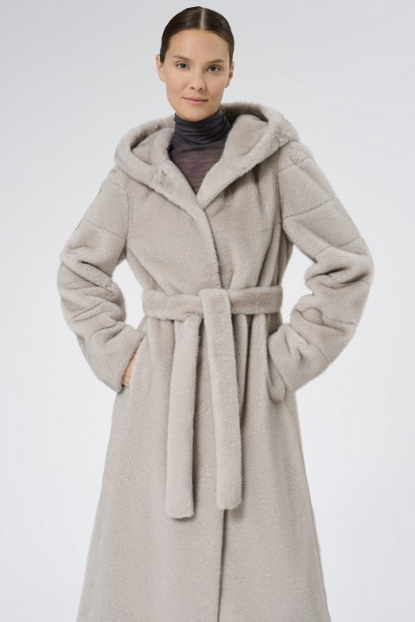 шуба из искусственного меха с поясом от бренда снежная королева вид слева