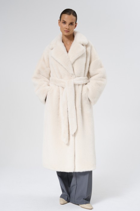 шуба из искусственного меха с поясом от бренда снежная королева вид слева