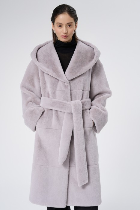 шуба из искусственного меха с поясом от бренда снежная королева вид слева