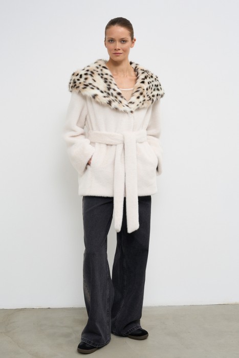 шуба из искусственного меха с поясом от бренда снежная королева вид слева