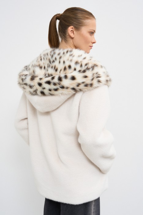 шуба из искусственного меха с поясом по цене 16170 руб вид справа