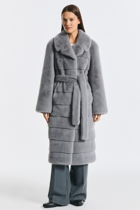 шуба из искусственного меха с поясом от бренда снежная королева вид слева