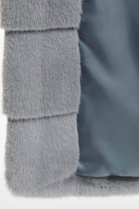 шуба из искусственного меха с поясом по цене 19000 руб вид справа