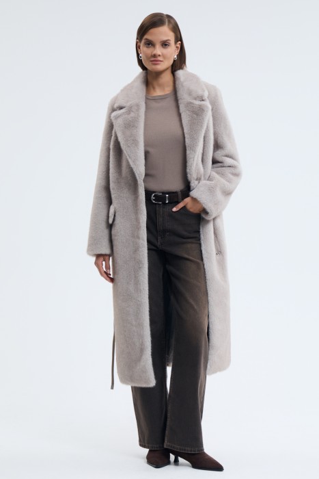 шуба из искусственного меха с поясом от бренда снежная королева вид слева