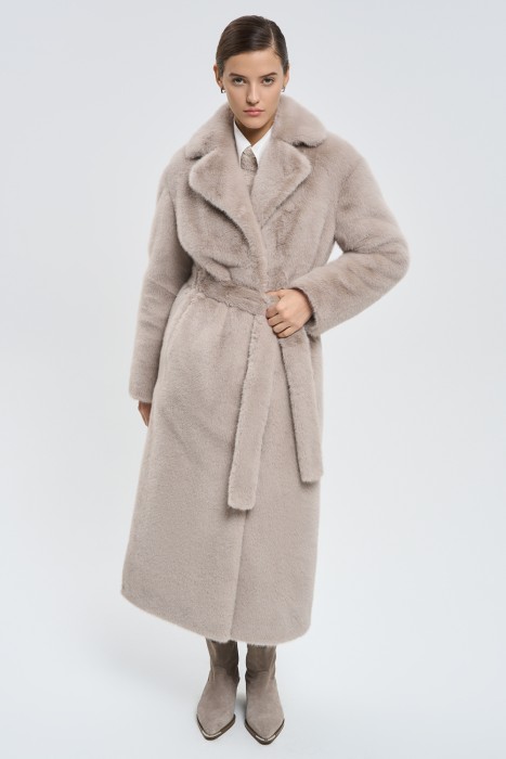 шуба из искусственного меха с поясом от бренда снежная королева вид слева