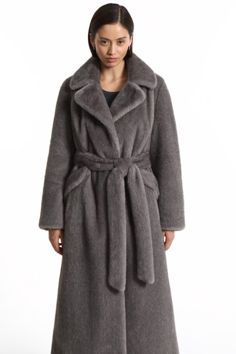 шуба из искусственного меха с поясом от бренда снежная королева вид слева