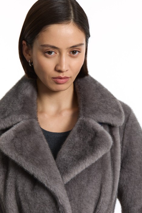 шуба из искусственного меха с поясом из россии вид сбоку