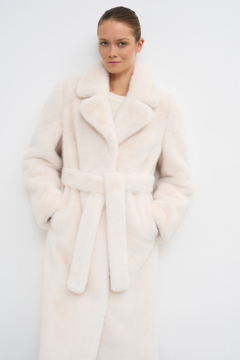 шуба из искусственного меха с поясом от бренда снежная королева вид слева