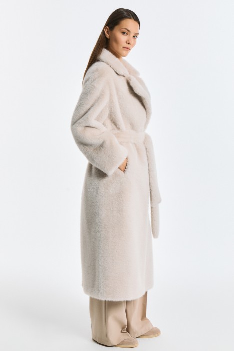 шуба из искусственного меха с поясом от бренда снежная королева вид слева