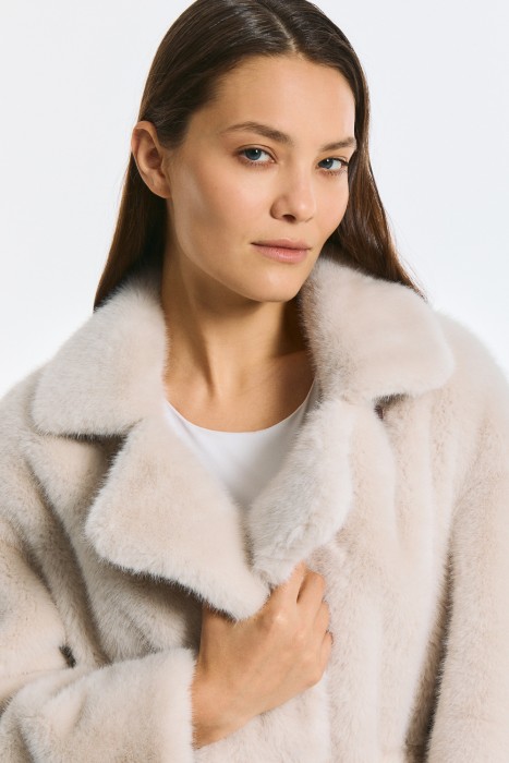 шуба из искусственного меха с поясом по цене 19400 руб вид справа