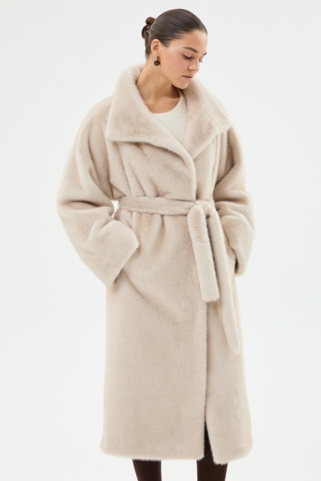 шуба из искусственного меха с поясом от бренда снежная королева вид слева