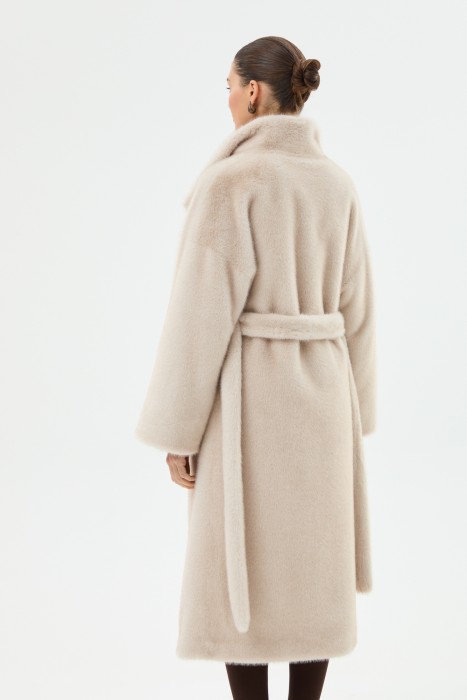 шуба из искусственного меха с поясом по цене 18600 руб вид справа