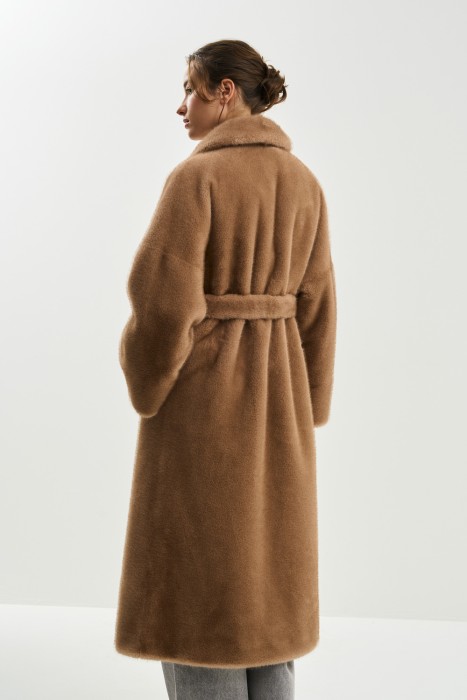 шуба из искусственного меха с поясом по цене 18600 руб вид справа