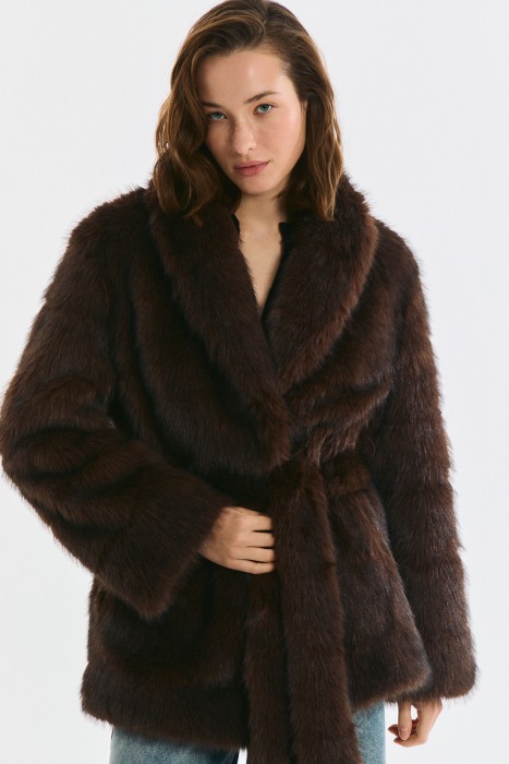 шуба из искусственного меха с поясом от бренда снежная королева вид слева