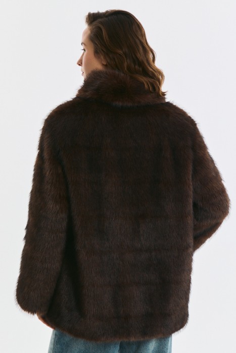 шуба из искусственного меха с поясом по цене 23050 руб вид справа