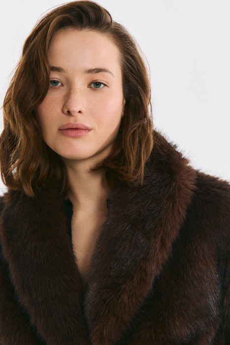 шуба из искусственного меха с поясом из россии вид сбоку