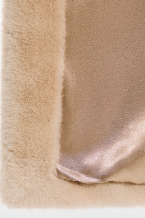 шуба из искусственного меха с поясом по цене 17790 руб вид справа