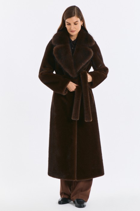 шуба из искусственного меха с поясом от бренда снежная королева вид слева