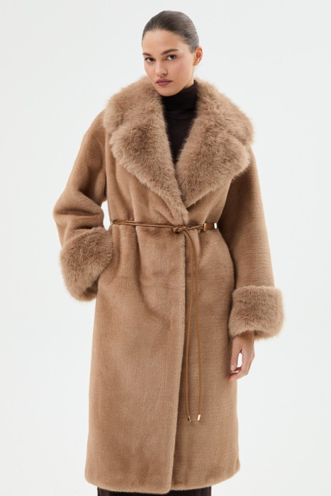 шуба из искусственного меха с поясом от бренда снежная королева вид слева