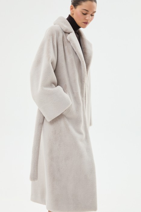 шуба из искусственного меха с поясом от бренда снежная королева вид слева