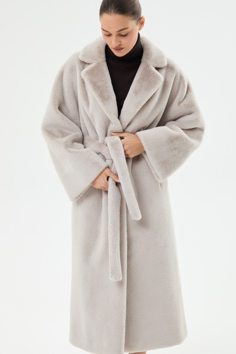 шуба из искусственного меха с поясом по цене 19400 руб вид справа