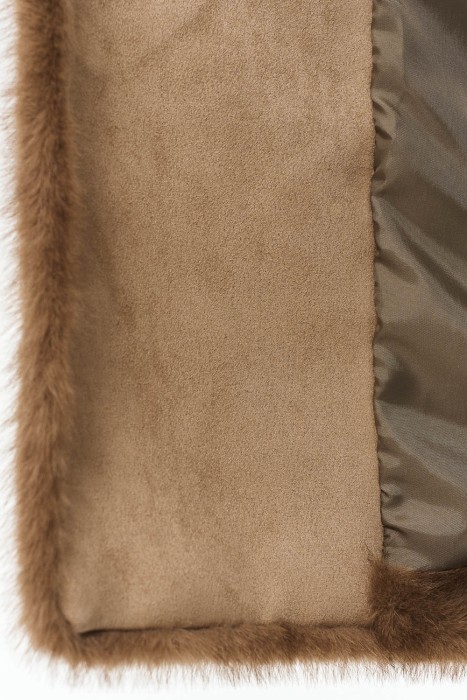 шуба из искусственного меха с поясом от бренда снежная королева вид слева