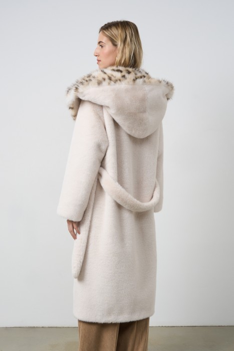 шуба из искусственного меха с поясом от бренда снежная королева вид слева